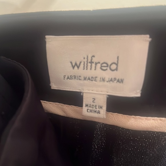 Black crepe Wilfred pants from Aritzia - Picture 2 of 3